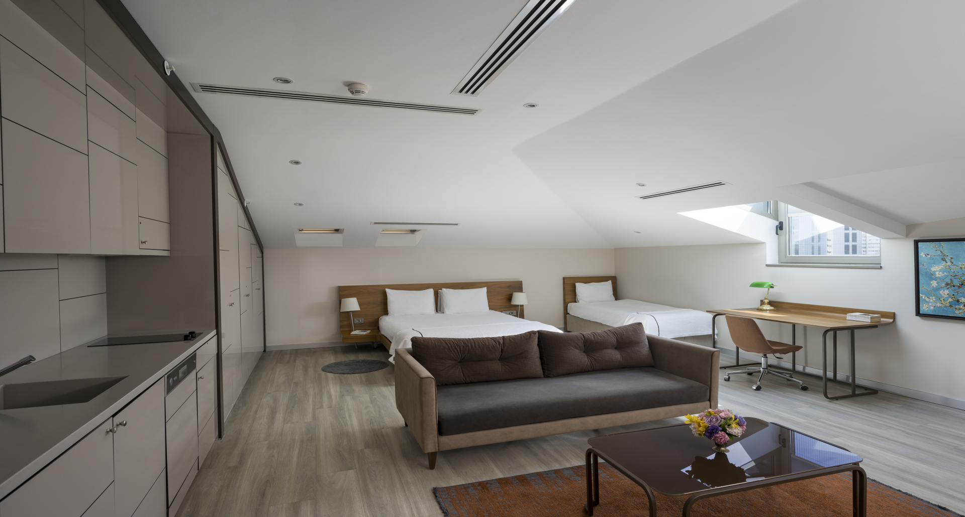 DELUXE SUITES